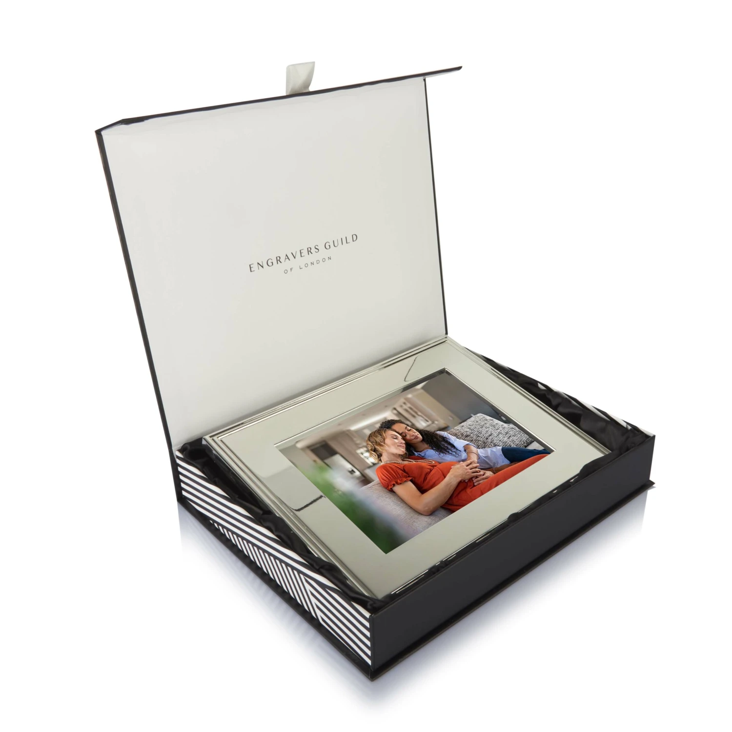Personalised Elegance Silver Plated Photo Frame – 5×7 6 Personalised Elegance Silver Plated Photo Frame – 5×7 - Image 4